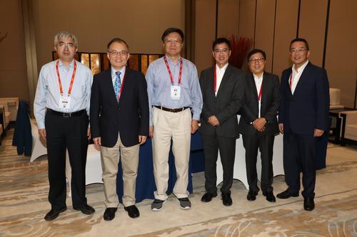 CNCC2018期间，CCF理事长高文（左三）、秘书长杜子德（左二）、副秘书长陈熙霖（左一）与应邀参会的香港计算机学会（HKCS）会长孙耀达（右三）、副会长卞家振（右一）、副会长梁松光（右二）举行了会谈。
