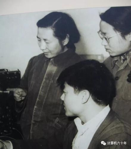 夏培肃正在指导58级首届计算机专业的学生邵祖英和杨贡华做实验