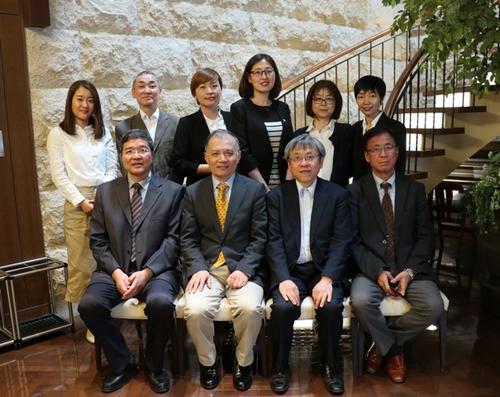前排由左至右：CCF副秘书长唐卫清、CCF秘书长杜子德、IPSJ副理事长Kohtaro Asai、IPSJ秘书长Kinoshita Taizo（网页）