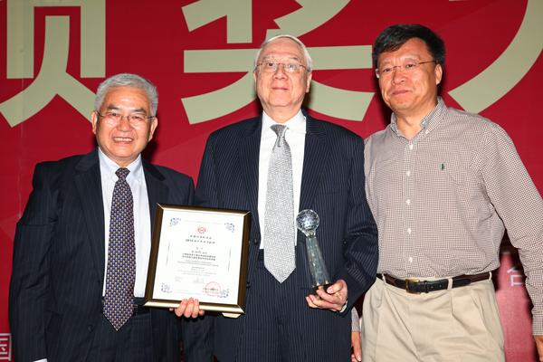 2015年，刘炯朗教授获得CCF海外杰出贡献奖。图为时任CCF理事长的郑纬民教授与奖励委员会主席高文教授为刘炯朗教授颁奖。