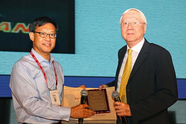 CNCC 2015程序委员会主席张晓东教授代表CCF为刘炯朗教授颁发感谢牌。