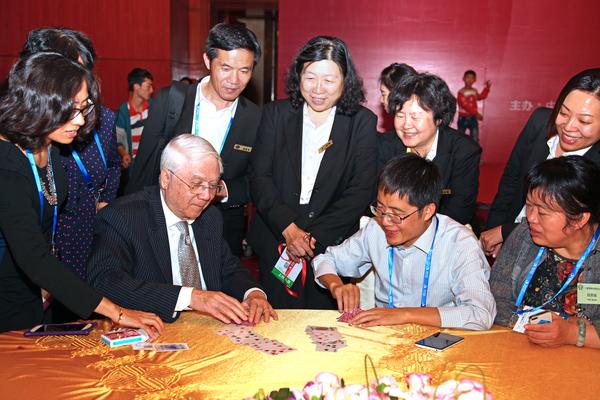 刘炯朗教授在会后与CNCCC参会者互动。